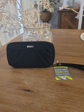 Travelon Black Wristle/ Wallet ID Protection NWT